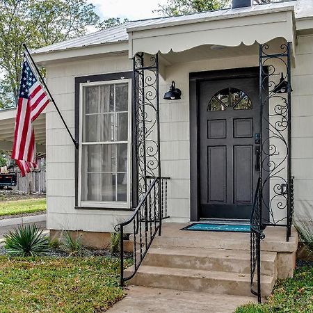 Southern Charm - Near Main With Hot Tub Fredericksburg Exteriér fotografie