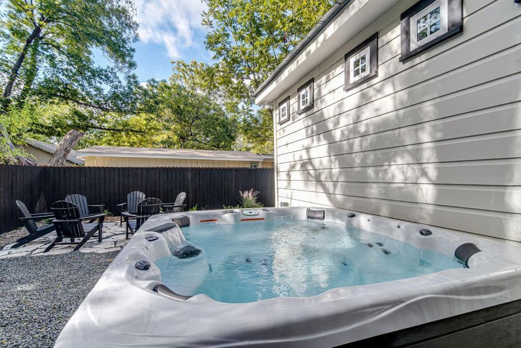 Southern Charm - Near Main With Hot Tub Fredericksburg Exteriér fotografie
