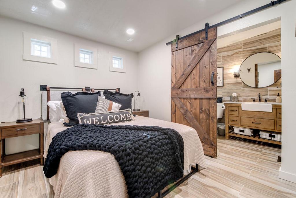 Southern Charm - Near Main With Hot Tub Fredericksburg Exteriér fotografie
