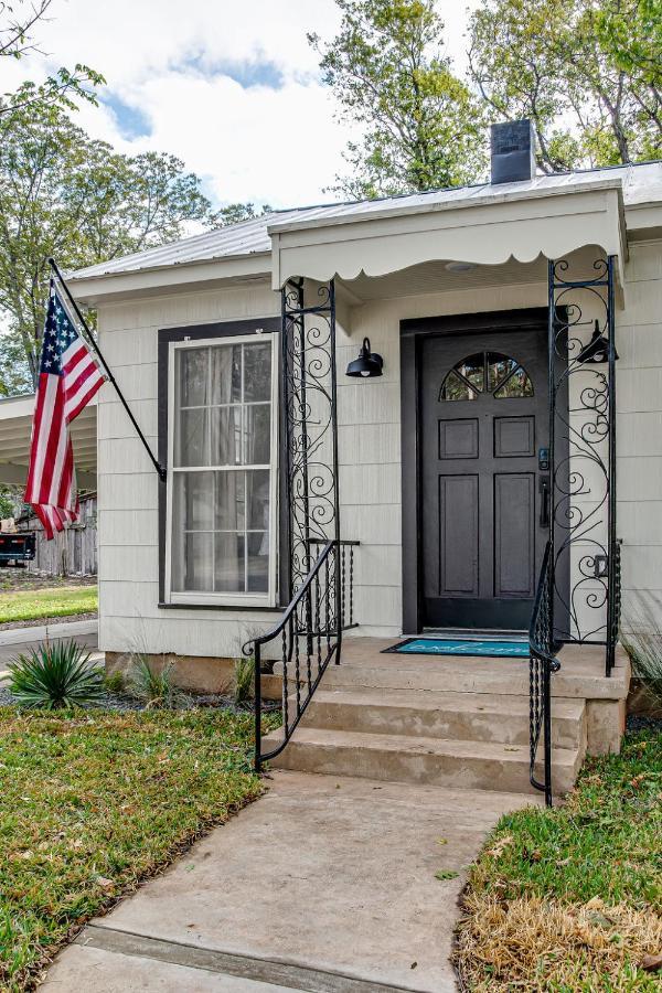Southern Charm - Near Main With Hot Tub Fredericksburg Exteriér fotografie