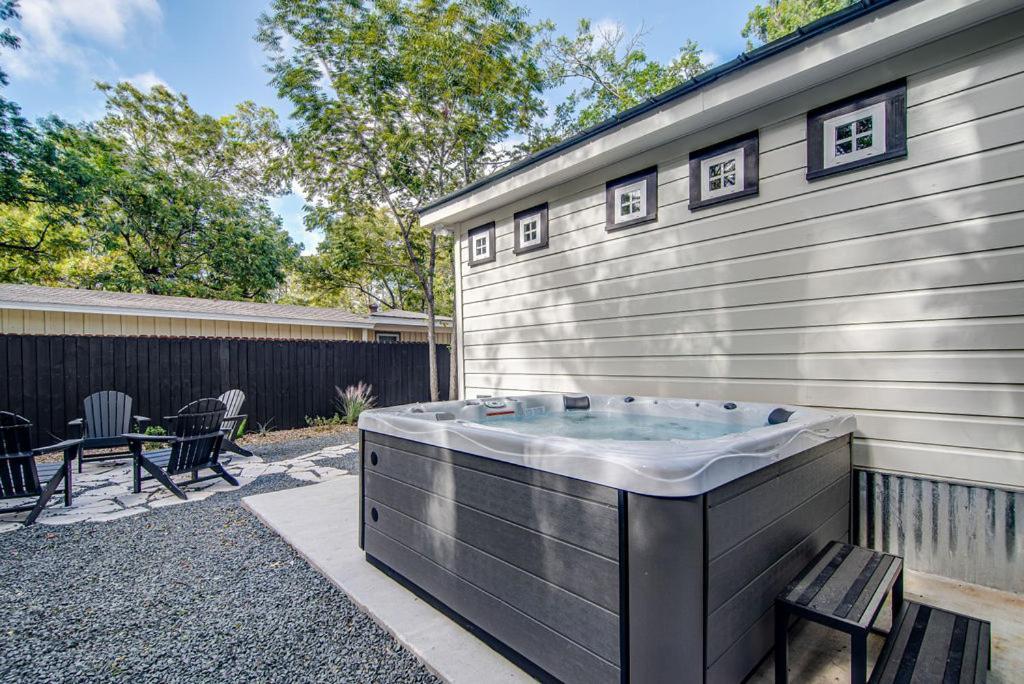 Southern Charm - Near Main With Hot Tub Fredericksburg Exteriér fotografie