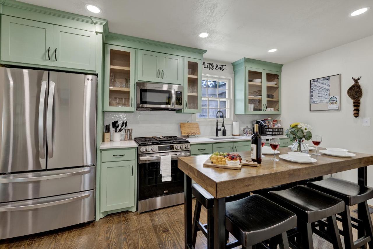 Southern Charm - Near Main With Hot Tub Fredericksburg Exteriér fotografie
