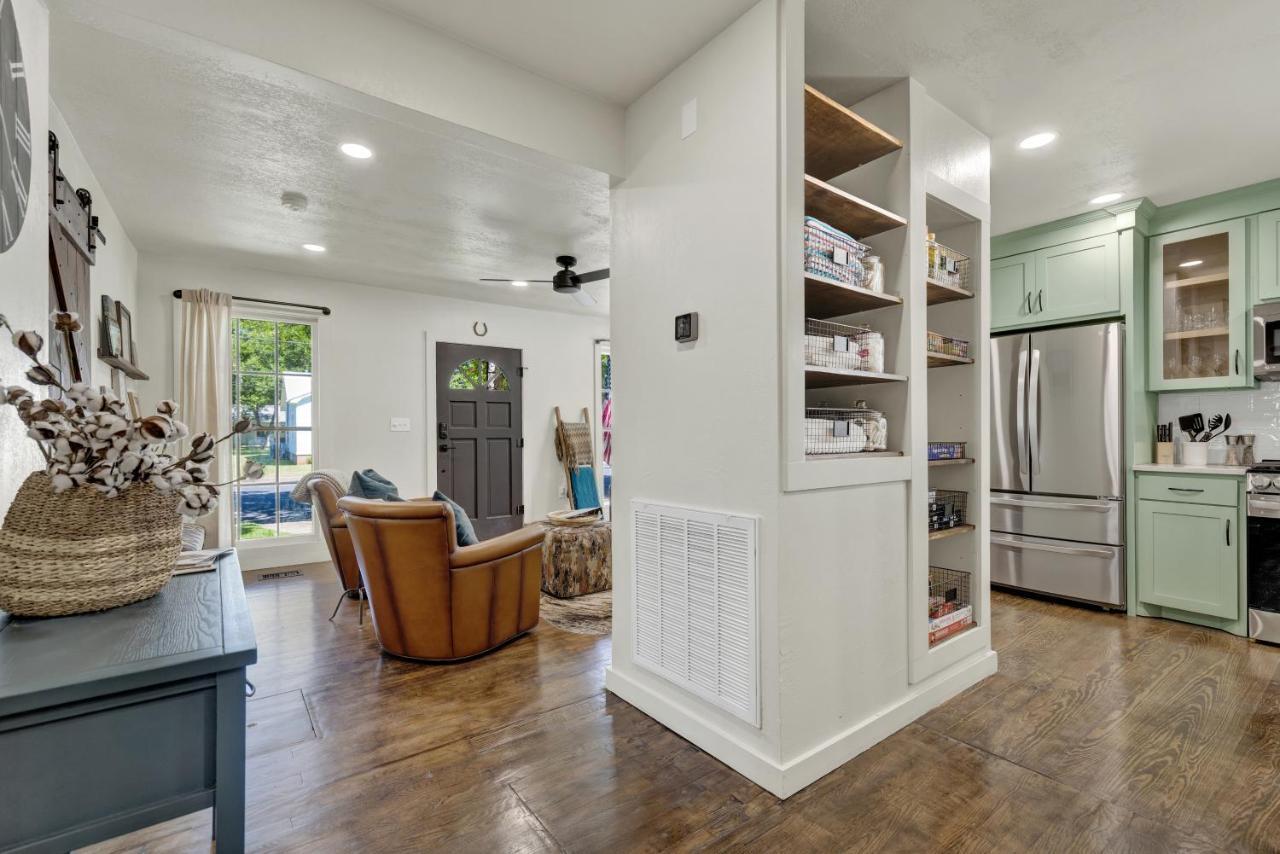 Southern Charm - Near Main With Hot Tub Fredericksburg Exteriér fotografie