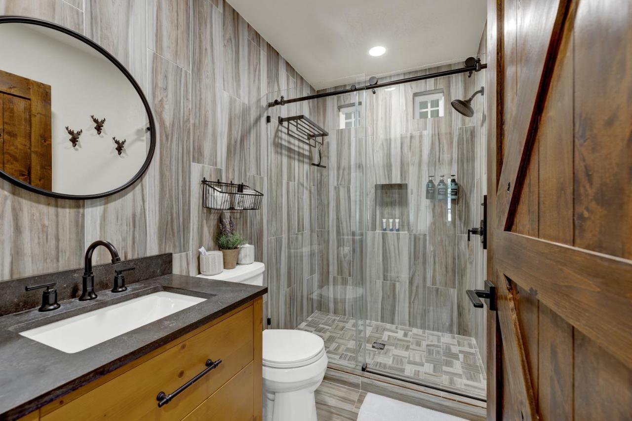 Southern Charm - Near Main With Hot Tub Fredericksburg Exteriér fotografie