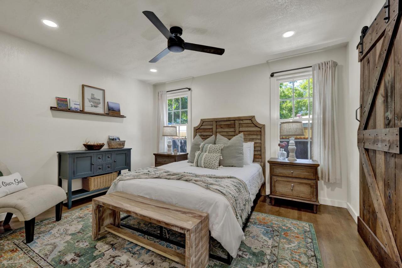 Southern Charm - Near Main With Hot Tub Fredericksburg Exteriér fotografie