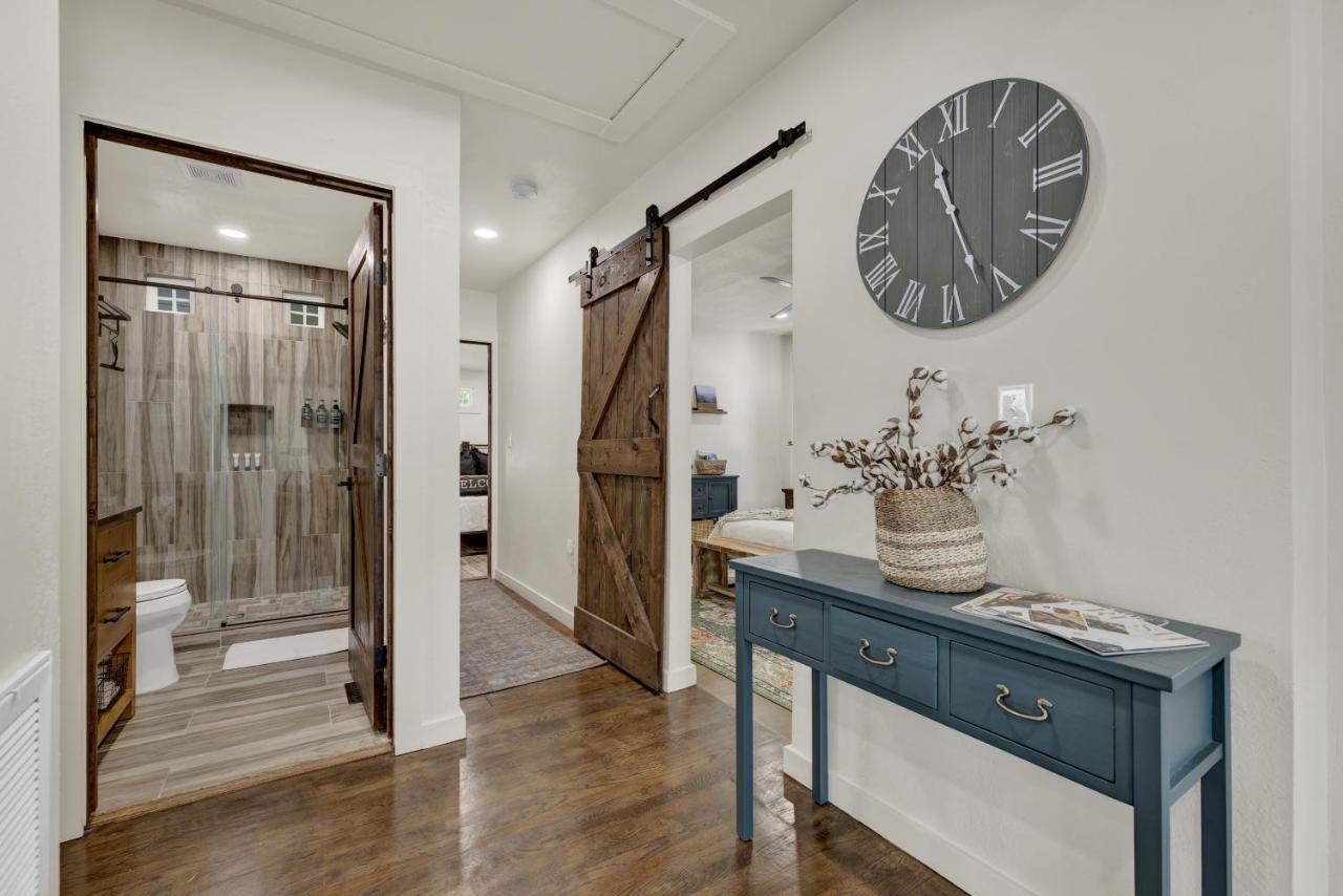 Southern Charm - Near Main With Hot Tub Fredericksburg Exteriér fotografie