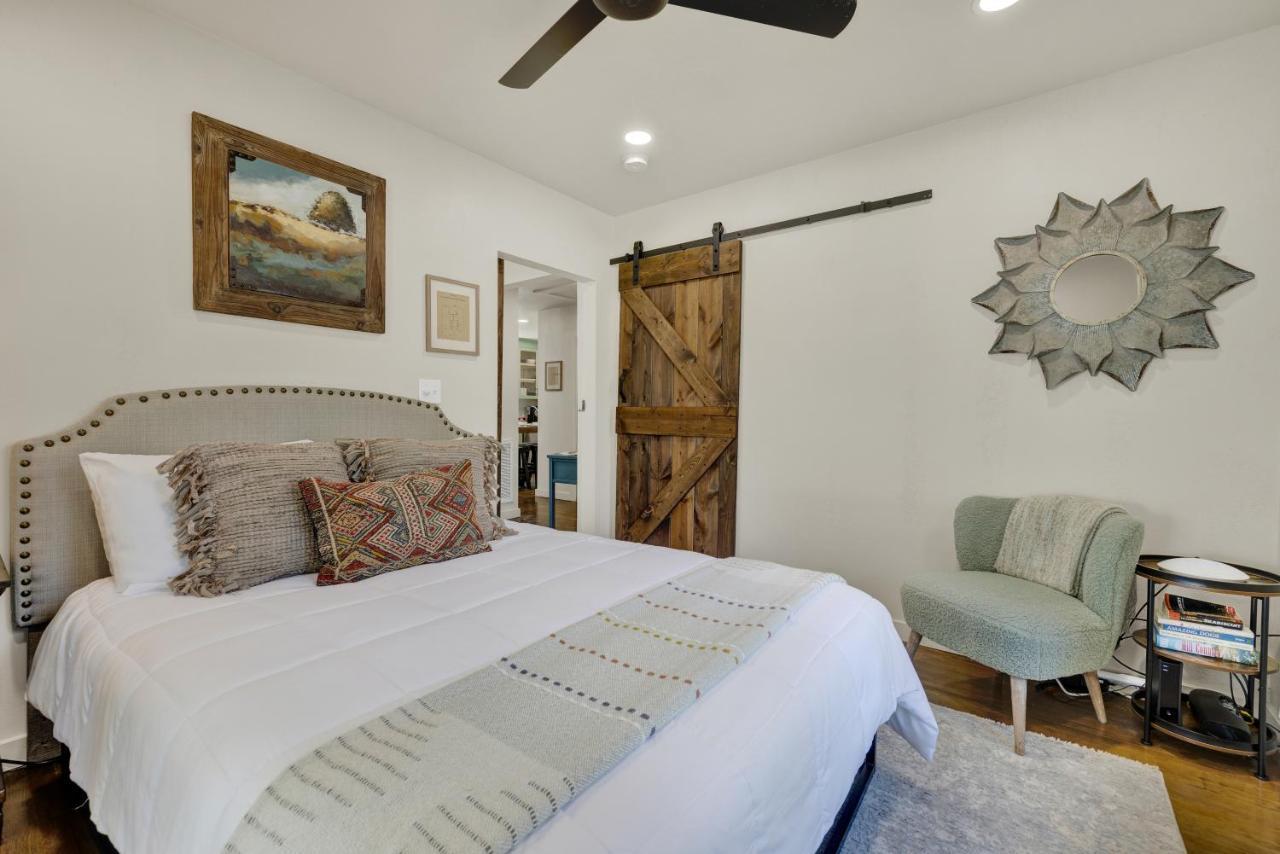 Southern Charm - Near Main With Hot Tub Fredericksburg Exteriér fotografie