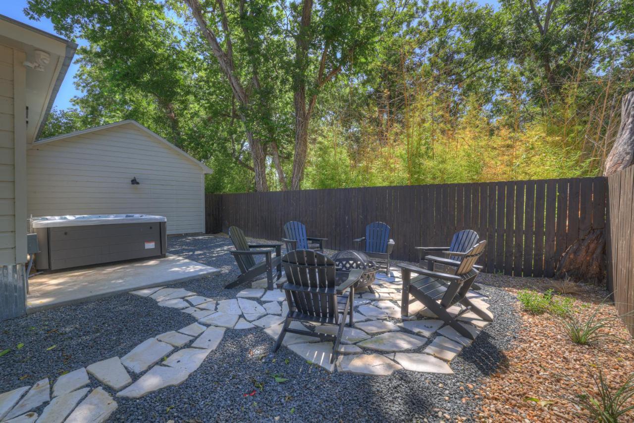 Southern Charm - Near Main With Hot Tub Fredericksburg Exteriér fotografie