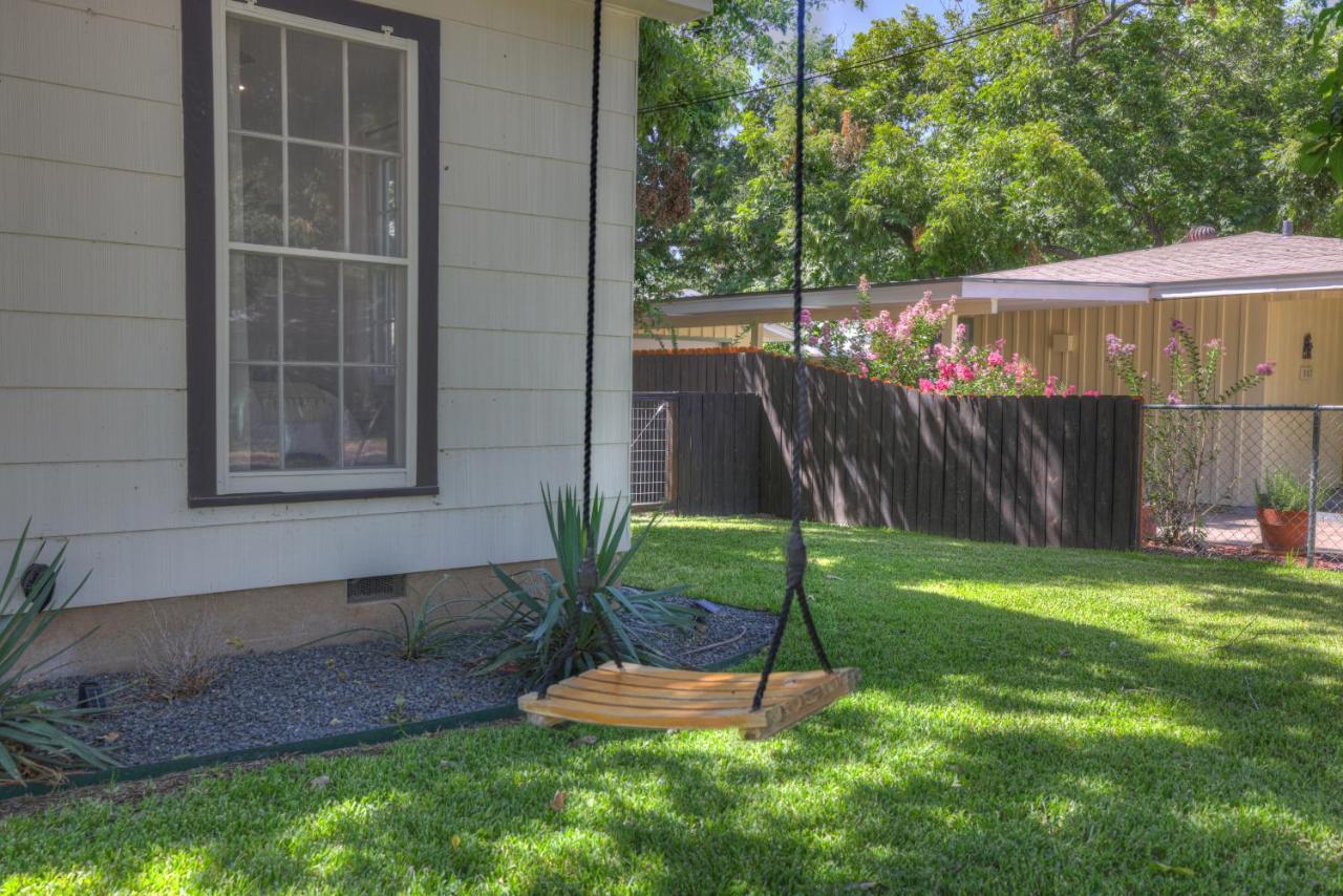 Southern Charm - Near Main With Hot Tub Fredericksburg Exteriér fotografie