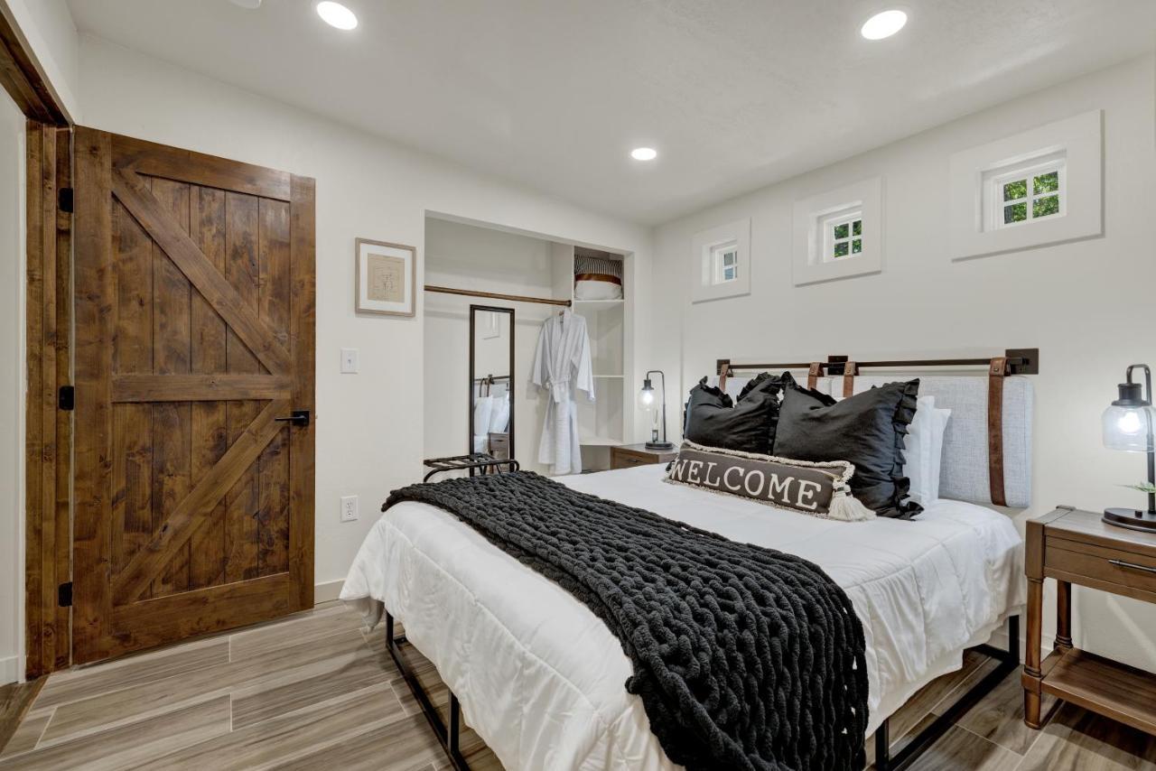 Southern Charm - Near Main With Hot Tub Fredericksburg Exteriér fotografie