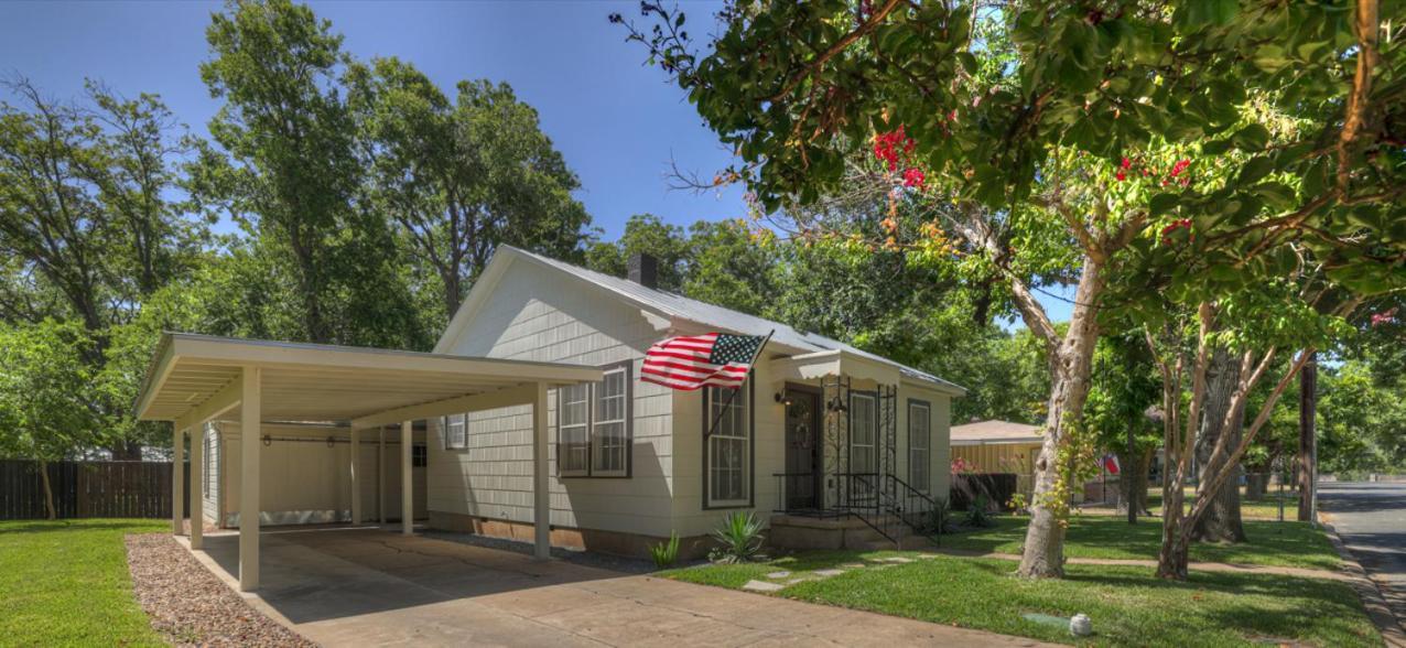 Southern Charm - Near Main With Hot Tub Fredericksburg Exteriér fotografie